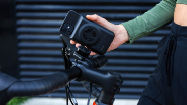 StrideCharge innove en proposant une solution pour les téléphones portables hors d'usage : l'étui et le support pour téléphone à recharge sans fil
