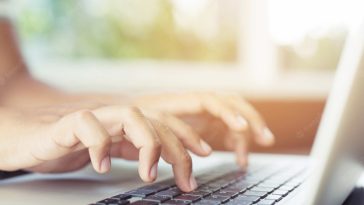 Une Australienne travaillant à domicile est licenciée pour "quelques frappes" par heure