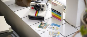 LEGO lance un set recréant l'appareil photo emblématique Polaroid OneStep SX-70